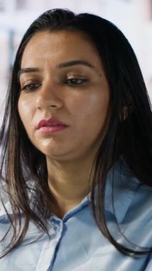 Dikey video şirketi Hintli kadın idari görevler yüzünden ofiste iş baskısı yaşıyor. Müdür yorgunluk ve düşük enerjiyle ilgileniyor, iş yoğunluğundan yorulmuş. Kamera A