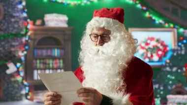 Noel Baba 'nın portresi bir çocuktan gelen bir mektubu okur ve kış mevsiminde hediye teslimatına hazırlanır. Noel Baba neşeli bir neşe ve dilek getirir, kış tatili büyüsü. Kamera A.