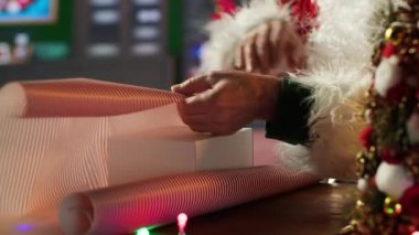 Noel Baba, bayram sezonunu sihirle doldurmak için şenlik atölyesinde hediyeler ve süsler hazırlıyor. Kuzey Kutbu 'ndan Noel teslimatı. Kamera A.