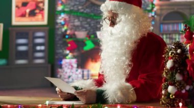 Noel Baba 'nın portresi çocuklardan gelen mektupları okur ve bu sezonki yolculuğuna hazırlanırken sessizlik işareti gösterir. Noel Baba yaşama dilek getirir, tatil büyüsü. Kamera A.