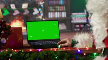 Aziz Nicholas, kroma anahtarının yanındaki yaramaz ya da hoş çocukların listesini kontrol ediyor. Hediye getirmek için Noel yolculuğuna hazırlanıyor. Noel Baba çocukların dileklerini okuyor. Kamera A.