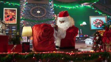 Afro-Amerikan Noel Baba 'nın hediyelerle dolu çantasını açması, Noel ruhunun parlaması ve bayram neşesini yayması. Aziz Nicholas ağaç kulübesinde Noel 'in tadını çıkarıyor. Kamera B.