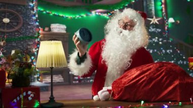 Noel arifesini kutlayan Aziz Nicholas, kamarasında bir duvar saatiyle büyülü neşe ve tatil ruhunu hissediyordu. Noel Baba, Kuzey Kutbu 'nda Noel bayramını kutluyor. Kamera B.