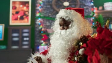 Kara Noel Baba, odunlukta rahat rahat oturup mektupları açıp okuyor. Kış tatili, dilek listelerinin, hediyelerin ve geleneklerin sihrini getirir ve Noel ruhunu yayar. Kamera A.