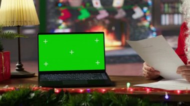 Noel Baba cihazda uzay ekranının yanında oturuyor ve dünyanın dört bir yanındaki çocuklardan gelen mektupları okuyor. Aziz Niklas bayram için neşeli neşesini sergiliyor. Kamera A.