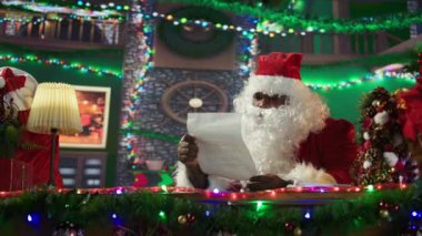 Siyah Noel Baba çocukların mektuplarıyla zarfları açıyor, Kuzey Kutbu 'ndaki şenlikli kulübede çocuklar için dilekleri yerine getiriyor. Noel neşesini yaymak için kış şenliği. Kamera B.