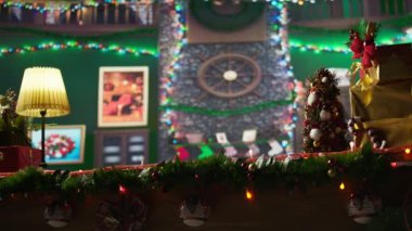 Noel Baba 'nın Kuzey Kutbu atölyesinde renkli süsler ve Noel kutlaması için bir ağacı mücevherler ve çelenklerle süslemek. Noel için boş sihirli kütük kabini.