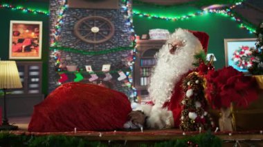 Son sınıf öğrencisi Aziz Nick bir çuval dolusu hediyesini alarak ve yolculuğuna başlayarak Noel arifesinde çocuklara hediyeler teslim etmek için tam zamanında geldi. Noel Baba kızağıyla gidiyor. Kamera B.