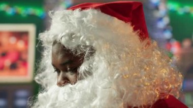 Afrika kökenli Amerikalı Noel Baba internetten dizüstü bilgisayarını kullanarak çocukların istek listelerini kontrol ediyor. Noel neşesiyle dolu Kuzey Kutbu kamarası bu Noel 'de, dünya haritasını kontrol ediyor. Kamera A.