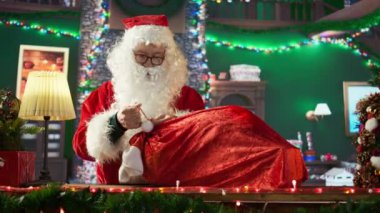 Yaşlı Noel Baba hediyelerle dolu çuvalıyla yolculuğa hazırlanıyor Noel arifesinde çocuklara hediyeler getiriyor. Kuzey Kutbu kütük kulübesinde şenlikli Aziz Nicholas, sihir. Kamera B.