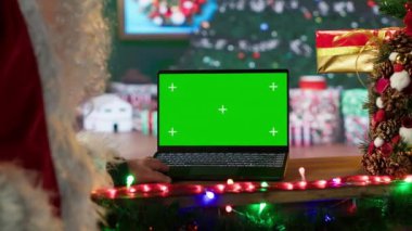 Noel Baba cihazda uzay ekranının yanında oturuyor ve dünyanın dört bir yanındaki çocuklardan gelen mektupları okuyor. Aziz Niklas bayram için neşeli neşesini sergiliyor. Kamera A.