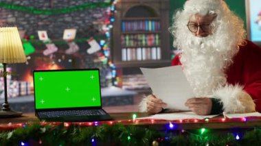 Noel Baba, Kuzey Kutbu 'ndaki kulübesinde çocukların yanındaki yeşil ekran ekranına gelen mektupları okuyor ve kış şenliği sırasında bayram geleneğini yayıyor. Hediye dilekleri bulmak. Kamera A.