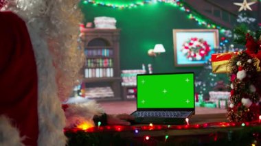 Noel Baba cihazda uzay ekranının yanında oturuyor ve dünyanın dört bir yanındaki çocuklardan gelen mektupları okuyor. Aziz Niklas bayram için neşeli neşesini sergiliyor. Kamera B.