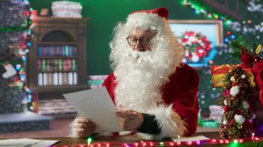 Noel Baba, kır evinde çocukların mektuplarını okuyarak neşeyi paylaşıyor. Noel ruhu ve çocukluk dilekleri Kuzey Kutbu 'nu doldururken Aziz Nicholas sihir yaymak için hediyeler hazırlıyor. Kamera A.