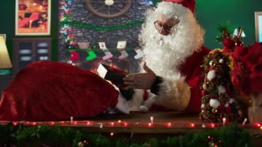 Aziz Nicholas, Kuzey Kutbu atölyesinde bir hediyeyi dikkatlice paketliyor. Noel Baba 'nın etrafa neşe saçmak için hediyeler hazırladığı festival ışıkları ve tatil sezonunun büyüsü sahneyi dolduruyor. Kamera B.