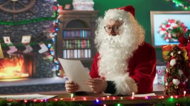 Noel Baba, çocukların Noel mektuplarını okuyor. Noel Baba 'nın güzel listedeki x mas fantazilerine hediyeler hazırladığı bayram sezonu neşeyle doludur. Kamera A.