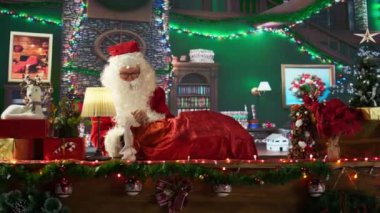 Noel Baba çuvalını hediye ve oyuncaklarla dolu olarak alıyor, x yılbaşı arifesinde dünya turuna başlıyor. Beyaz sakallı Noel Baba tatil ruhunu yayıyor, sihir. Kamera B.