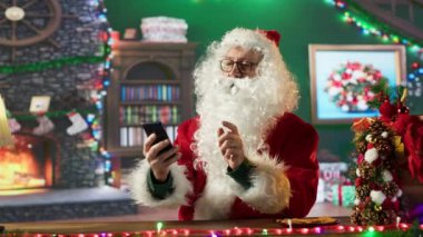 Noel Baba, Kuzey Kutbu 'ndaki süslü bir kulübede telefonunu kullanarak hediye yeri arıyor. Aziz Nicholas dünyaya bağlı, Noel büyüsünü gerçekleştiriyor. Kamera A.