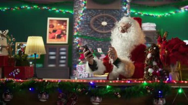 Noel Baba, Kuzey Kutbu 'ndaki süslü bir kulübede telefonunu kullanarak hediye yeri arıyor. Aziz Nicholas dünyaya bağlı, Noel büyüsünü gerçekleştiriyor. Kamera B.