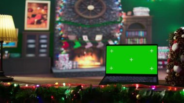 Dizüstü bilgisayarında izole edilmiş, renkli dekore edilmiş boş bir atölye, Noel tatili için büyülü bir neşe saçan şenlik dekorları ve süslemeler. Geleneksel kutlama.
