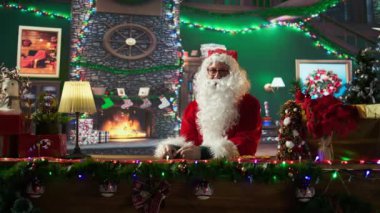 Noel Baba 'nın internetteki video konferansında çocuklarla konuşurken Noel arifesinde hediye dilekleri ararken el salladığı pov. Kırmızı takım elbiseli ve kışın beyaz sakallı Aziz Nick. Kamera B.