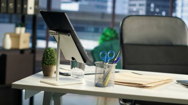 Mesleki araç ve cihazlarla donatılmış iş dünyası ve kurumsal kültürde kullanılan lüks çalışma ortamı boş ofisi. Yönetici gücü modern çalışma alanı.