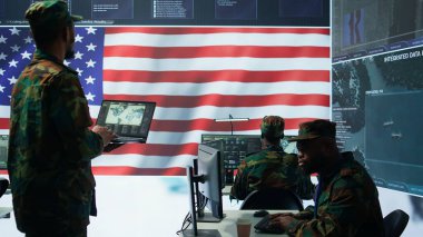 Amerikan askerleri yüksek teknolojili bir siber güvenlik merkezinde devlet sırlarını ve gizli bilgileri yönetiyorlar. Sunucuları dijital tehditlere ve siber savaşlara karşı korumak. Kamera B.