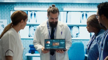 Tıbbi ofisindeki personeliyle MRI beyin taraması yapan profesyonel bir doktor. Çeşitli doktorlarla tomografiyi inceleyen bir nörolog. Tedavi merkezinde nörobilim uzmanları. Kamera A.