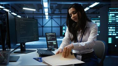 Veri merkezindeki programcı ofise geliyor, sistemin ağ görevlerini yerine getirmesini sağlamakla görevli. IT uzmanları sunucu çiftliğinde iş değişimi başlatıyorlar, ağ trafiğini PC, kamera B ile takip ediyorlar