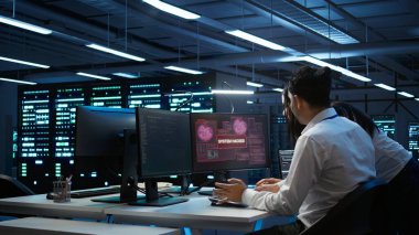 Sunucu odasındaki bilgisayar bilimcileri donanımı hacker saldırısından koruyorlar. Hassas bilgileri çalıyorlar. Veri Merkezi Siber Güvenlik Bölümü, güvenlik ihlali ile mücadele eden takım arkadaşları, Kamera B