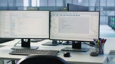 Veri merkezindeki bilgisayar ekranlarında çalışan kod satırları, sunucu satırlarındaki sorun çözmede kullanılır. Bilgisayarlı monitörlerde çalışan, donanımı, el kameralı görüntüyü yükselten betiğin yakın plan görüntüsü