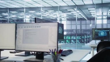 Yapay zeka iş yükleri ve nöral ağ öğrenme teknolojisinin veri işleme gereksinimleri için kullanılan sunucu çiftliğindeki PC görüntülemelerindeki programlama dilini kapat, görüntüleme