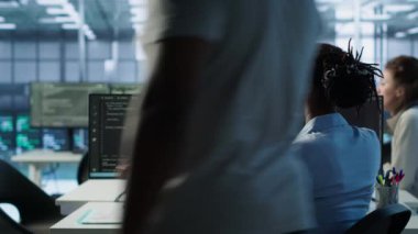 Yapay zeka kullanarak veri merkezindeki yönetici bilgisayarlı modeldeki insan beyni düşünce süreçlerini simüle ediyor. Yapay zeka öğrenme algoritmaları ve kamera A ile çalışan bir çalışan.