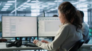 Bilgi işlem uzmanı sunucu merkezinde PC kullanarak potansiyel tehditlerden korunan değerli verilerin korunmasını sağlıyor. Çalışan, veri merkezini yetkisiz erişim ve savunmasızlığa karşı koruyor. Kamera A