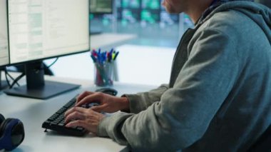Sunucu odasındaki sistem yöneticisi sistem analizi yapıyor, süper bilgisayarlar kodluyor. Gelişmiş depolama altyapısını barındıran yüksek teknolojili bir tesiste uzman.