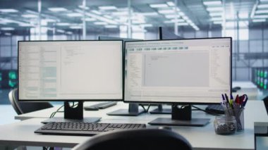 Yapay zeka işlemleri için bilgisayar kaynakları sağlayan veri merkezinde bilgisayar ekranları eğitim için devasa veri bankaları sunar. Makine öğrenimi için sunucu odasındaki bilgisayar üzerindeki kod satırlarını kapat