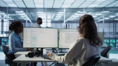 Sunucu merkezindeki gülümseyen yönetici, güvenlik duvarı yanlış yapılandırmalarını bulmak için bilgisayarı kullanıyor ve bu da rackmount performansını etkiliyor. Veri aktarım oranlarını etkileyen sistemleri kontrol eden iyimser denetleyici. Kamera B