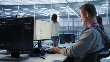 Programcı veri merkezinde bilgisayar üzerinde çalışırken, donanım enerji tüketimini izlemek için yöneticiden yardım istiyor. BT uzmanını denetleyen takım lideri sistem arızalarını kontrol ediyor, kamera B