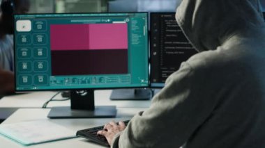Sunucu merkezi kodlama programı yöneticisi metni fotoğrafa çeviriyor. Veri merkezinde bilgisayar kullanarak yapay zeka üreten modelleri görüntülemek için metin oluşturan bilişim uzmanı, kamera A