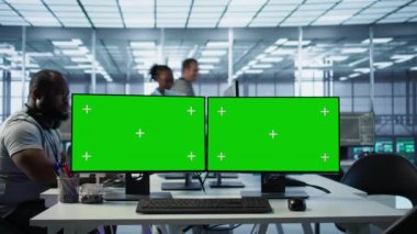 Veri depolama aygıtlarını onarmak için kullanılan sunucu merkezine çoklu ekran monitör kurulumu. Hesaplama işlemleri yapan platformlara hizmet etmek için kullanılan Chroma anahtar bilgisayarı, kamera B