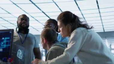 Yüksek teknoloji yapay zeka veri merkezinde hatalara yol açan hatalar üzerine ofiste savaşan çalışanlar. BT çalışanları yapay zeka süper bilgisayarlarına ve kamera A 'ya zarar verdikten sonra sunucu çiftliği işyerini tartışıyorlar.