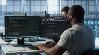 Sunucu odasındaki idari programlama büyük veri depolayan gelişmiş ekipmanlara ev sahipliği yapıyor. Veri merkezi raflarını onarmak için PC üzerinde yazıcı kodu, karmaşık hesaplama işlemleri, kamera A