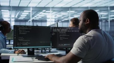 Sunucu odasındaki kötü yönetim programında gelişmiş ekipmanlar var. Grip kapmış ve hasta hissediyorlar. Veri merkezi raflarını onarmak için bilgisayar üzerinde kod yazarken öksürük ve soğuk algınlığı çeken geliştirici, kamera B