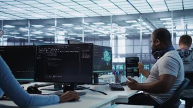 Veri merkezinde çalışan mutlu bilgisayar bilimci farklı iş yükleri için hesaplama kaynakları sağlıyor. Neşeli bilişim uzmanı, tablet ve kamera B kullanarak yüksek teknolojili süper bilgisayarları izliyor.