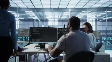 Sunucu odasındaki idari programlama büyük veri depolayan gelişmiş ekipmanlara ev sahipliği yapıyor. Veri merkezi raflarını onarmak için bilgisayar üzerinde yazıcı kodu, karmaşık hesaplama işlemleri, kamera B