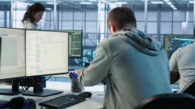 Mühendis, sunucu merkezinde büyük miktarda veri işlemek için kullanılan iş değişimine başlıyor. Bilgi İşlem Programcısı veri merkezine geliyor, bilgisayar masasında oturuyor, klavyeye, kamera A 'ya daktilo yazıyor.