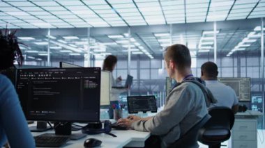 Yüksek teknoloji veri merkezine zarar verdikten sonra programcıyı uyarıyor. Denetmen sunucu odasında süper bilgisayarları etkileyen bir hata yaptıktan sonra IT çalışanlarını azarlıyor, kamera B