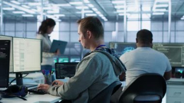 Yüksek teknoloji veri merkezine zarar verdikten sonra programcıyı uyarıyor. Denetmen, sunucu odasında süper bilgisayarları ve kamera A 'yı etkileyen bir hata yaptıktan sonra IT çalışanlarını azarlıyor.