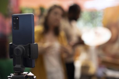 Kadın ressam, insanlara resim öğrenmede yardımcı olmak için çevrimiçi sınıf gösterisini kaydediyordu, uzaktan öğrenim öğretiyordu. Çeşitli sanatçılar dijital eğitim ve yaratıcılık için bir vlog oluşturuyorlar.