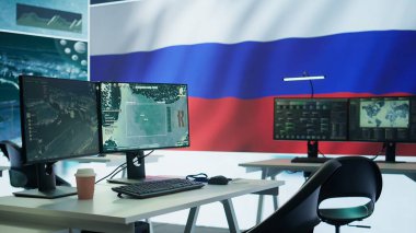 Rus askeri karargahı istihbarat toplamak ve halkı korkutmak için sahte haberler vermek ve savaş propagandası yapmak üzere yüksek teknolojili ekipmanlarla donatılmış. Ordu için boş kontrol merkezi. Kamera B.